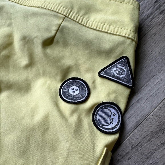 Volcom Miss Mod Boardshorts Pockets and Rubber Embellishments in Yellow Size 3 - Picture 8 of 9